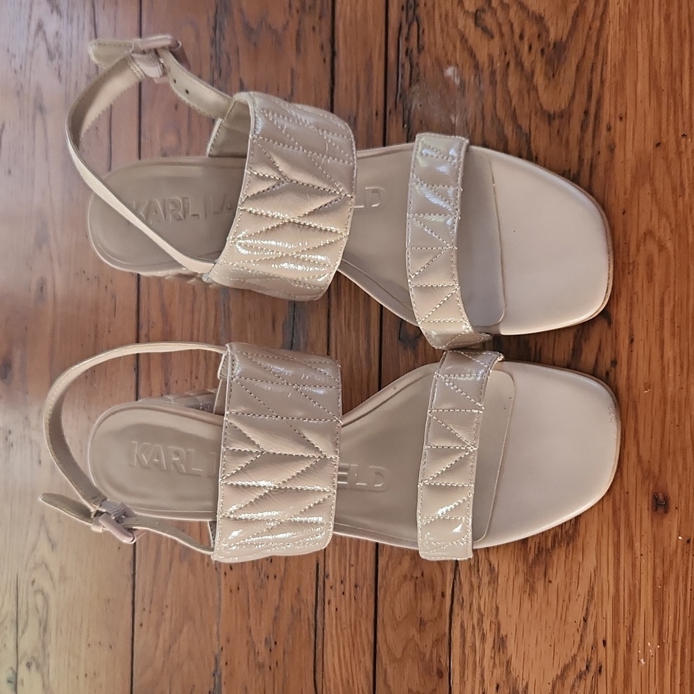 KARL LAGERFELD PARIS WOMEN’S EVERYDAY HELLED SARINA SANDAL IN DUNE PINK , 9.5